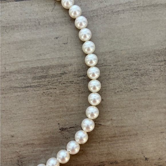 Vintage White Faux Pearl Necklace - Picture 4 of 6